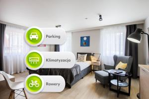 sypialnia z łóżkiem, stołem i krzesłami w obiekcie Apartamenty Centrum Park Sowińskiego 19 w Zielonej Górze