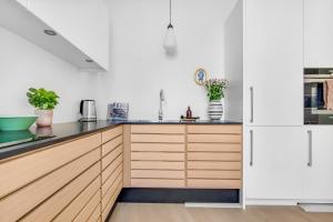 
A kitchen or kitchenette at City Square Hotel Apartments
