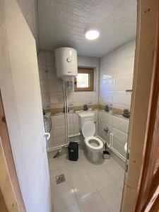 Koupelna v ubytování Etno selo Kaćo