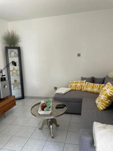uma sala de estar com um sofá e uma mesa em Vida Real Estate Feucht em Feucht