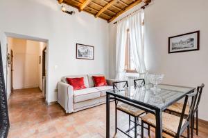 - un salon avec une table et un canapé dans l'établissement LIVING COLOSSEUM, à Rome
