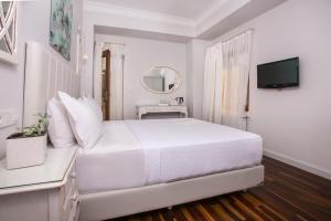 TV a/nebo společenská místnost v ubytování Ascot Hotel Büyükada