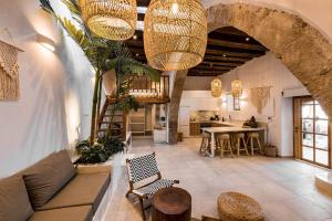 A seating area at CasaCarma I, privater Pool, Boho-Design, Tradition