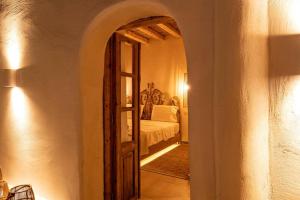 A bed or beds in a room at CasaCarma I, privater Pool, Boho-Design, Tradition