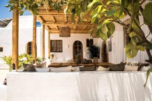 A balcony or terrace at CasaCarma I, privater Pool, Boho-Design, Tradition