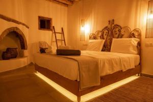 A bed or beds in a room at CasaCarma I, privater Pool, Boho-Design, Tradition