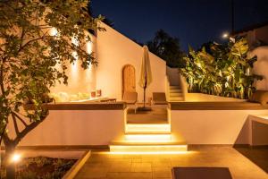 A garden outside CasaCarma I, privater Pool, Boho-Design, Tradition