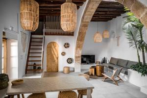 A television and/or entertainment centre at CasaCarma I, privater Pool, Boho-Design, Tradition