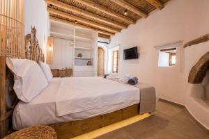 A bed or beds in a room at CasaCarma I, privater Pool, Boho-Design, Tradition