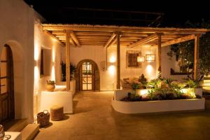 A garden outside CasaCarma I, privater Pool, Boho-Design, Tradition