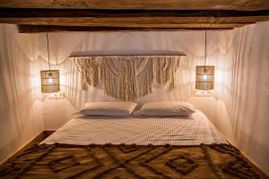 A bed or beds in a room at CasaCarma I, privater Pool, Boho-Design, Tradition