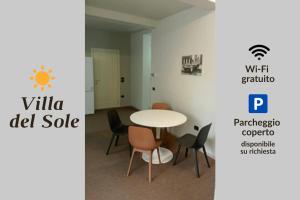 una sala riunioni con tavolo e sedie in una stanza di appartamento Villa del Sole a Desenzano del Garda