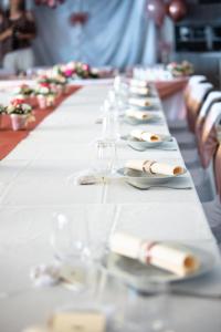 Reštaurácia alebo iné gastronomické zariadenie v ubytovaní Dalma Panzió