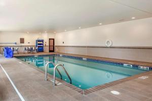 Comfort Inn & Suites Avera Southwest في شلالات سيوكس: مسبح كبير في مبنى