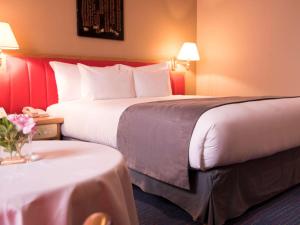Hotel Mercure Alger Aéroport tesisinde bir odada yatak veya yataklar