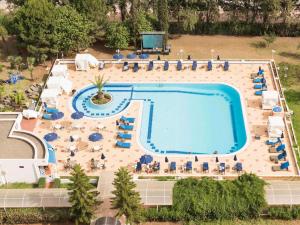 Hotel Mercure Alger Aéroport tesisinde veya buraya yakın yüzme havuzu