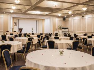 Hotel Mercure Alger Aéroport tesisinde bir restoran veya yemek mekanı