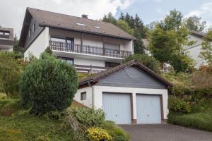 een huis met twee garagedeuren ervoor bij Am Bergelchen 13-M, Niedersfeld-Winterberg in Winterberg