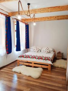 Un dormitorio con una cama con almohadas. en Pod Słowackim, en Szczawnica