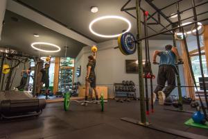 un grupo de hombres en un gimnasio con pesas en Aethos Monterosa en Champoluc