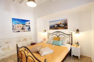 a bedroom with a bed with a wooden headboard at Archipelagos Kimolos in Kimolos