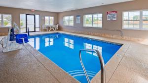 SureStay Plus Hotel by Best Western Macon West في ماكون: حمام سباحة بمياه زرقاء في غرفة في الفندق