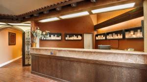a bar in a restaurant with a counter at Best Western El Grande Inn in Clearlake