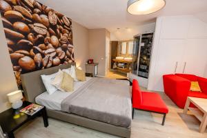 um quarto com uma cama e uma parede com um mural de pão em B & B M 3 em Merkelbeek
