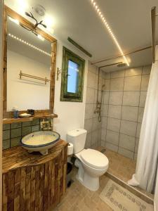 A bathroom at Village Villa Marika - Mimis Drapanias