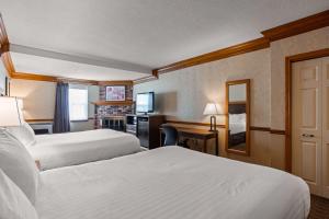 Postel nebo postele na pokoji v ubytování Best Western Parkway Inn & Conference Centre