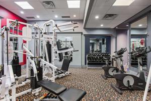 Fitness centrum a/nebo fitness zařízení v ubytování Best Western Parkway Inn & Conference Centre