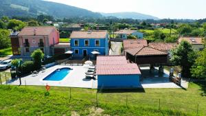 an aerial view of a house with a swimming pool at Viviendas Complejo Vacacional PLAYAS DE MUROS in Muros de Nalón