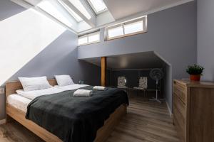索波特的住宿－Victus Apartamenty, Apartament Monte Mon，一间卧室设有一张大床,部分设有窗户。