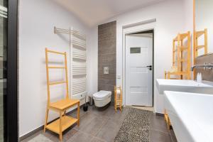 a bathroom with a toilet and a sink at Victus Apartamenty, Apartament Monte Mon in Sopot