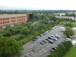 una vista aérea de un aparcamiento con coches en La casa du musée, en Mulhouse