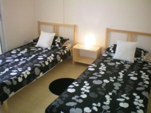 two beds in a small room at 104 Excellent 2 bed apartment with pool view, AC & gym! in Pervolia