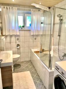 Bilik mandi di Apartment Danielsbergblick
