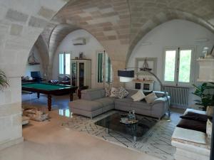 A seating area at MASSERIA INCANTAMENTO Suite Bouganville