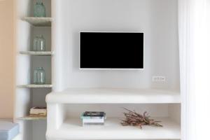 TV a/nebo společenská místnost v ubytování Marathi Mykonos