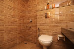 A bathroom at Hotel Smugglers Mountain View - central heated & air Cooled #Free Pick from Volvo Bus Stand