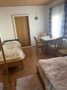 Postel nebo postele na pokoji v ubytování Haus Zauberwald