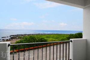 een balkon met uitzicht op de oceaan bij OceanSeeker in Green Island