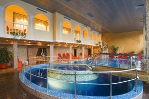 una gran piscina en un gran edificio en Hotel Horizont en Baška Voda