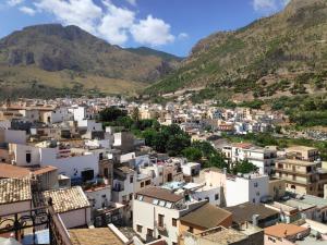 カステッランマーレ・デル・ゴルフォにあるDimore Barraco - SiciliaDaMareの山々を背景とした市街の景色