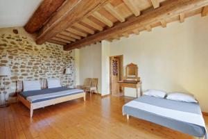 Katil atau katil-katil dalam bilik di Villa confortable avec piscine privée à Uchaux +28 gambar