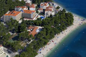 uma vista superior de uma praia com pessoas nela em Hotel Horizont em Baška Voda
