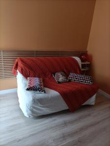 ein Bett mit zwei Kissen auf einem Zimmer in der Unterkunft Proche GR34 , Studio "Estrella" , petit cocon accueillant in Hillion