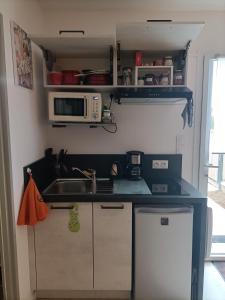 Nhà bếp/bếp nhỏ tại Proche GR34 , Studio "Estrella" , petit cocon accueillant