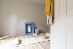 ein Wohnzimmer mit einem weißen Sofa und einem blauen Rahmen in der Unterkunft Round House Cottage in Castle Cary + 30 Fotos