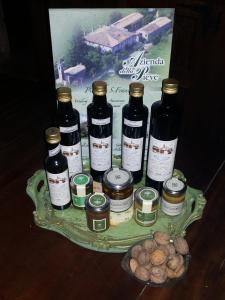 un grupo de botellas de vino en una bandeja con nueces en Agriturismo Della Pieve, en Bardolino